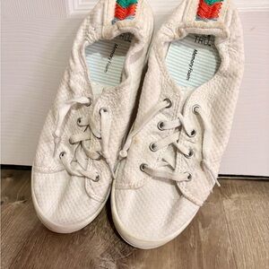 Time and Tru White Textured Sneakers